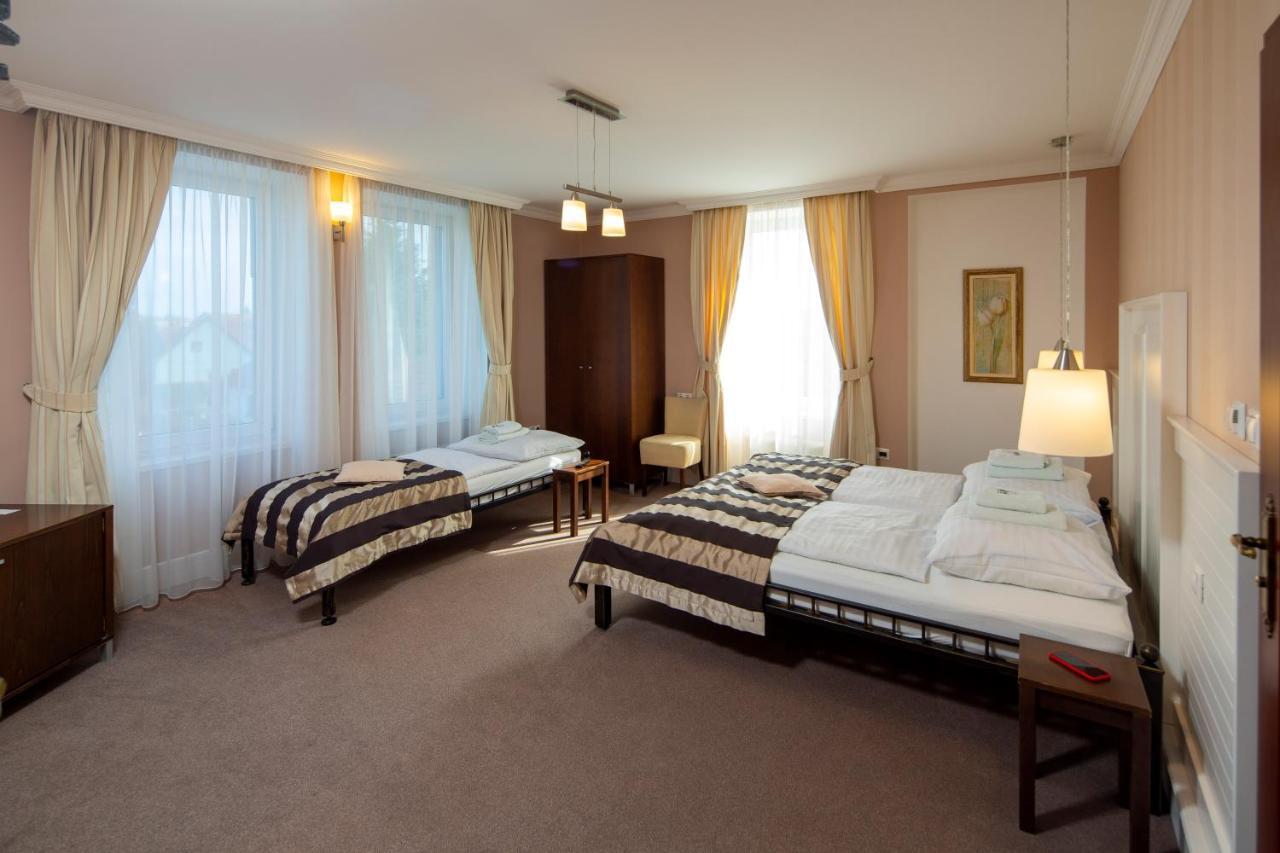 Pension Eden Zeliezovce Экстерьер фото