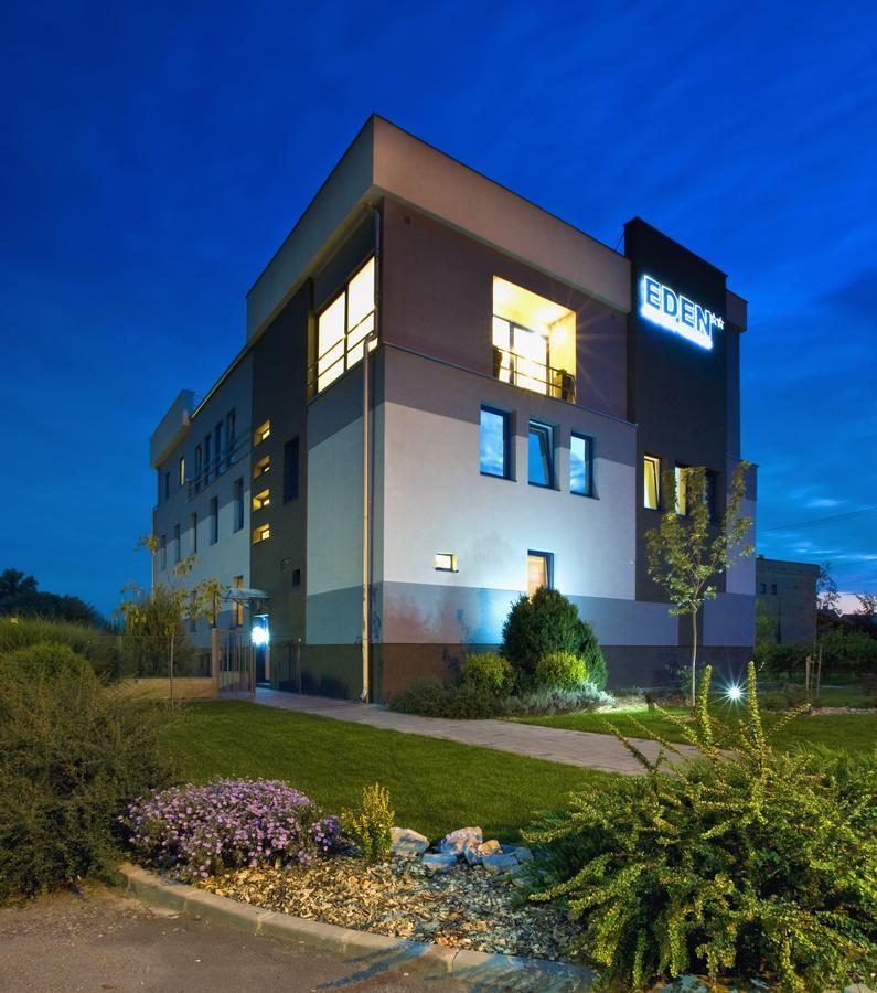 Pension Eden Zeliezovce Экстерьер фото