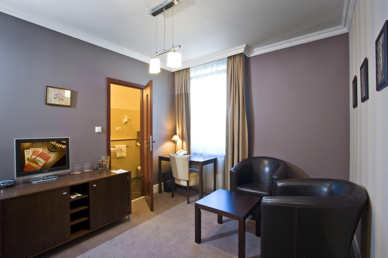 Pension Eden Zeliezovce Экстерьер фото