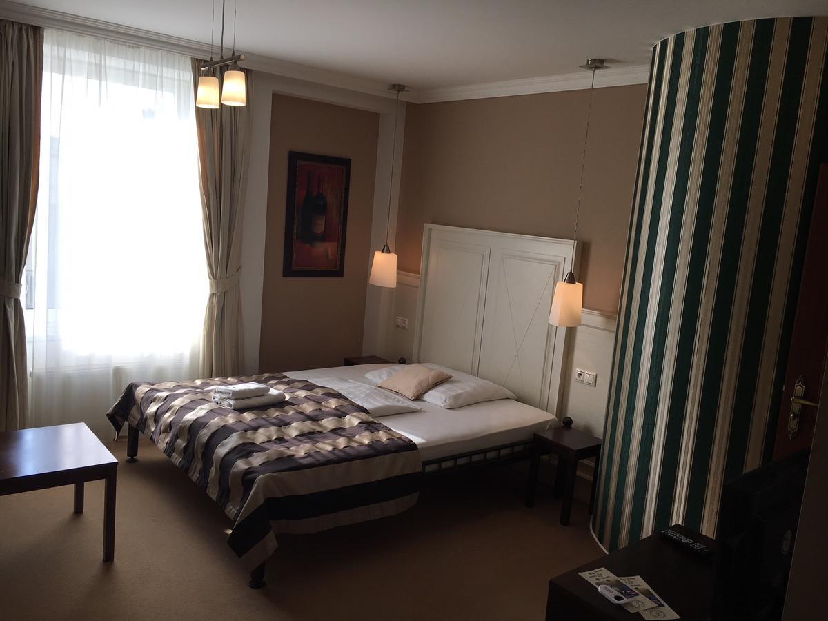 Pension Eden Zeliezovce Экстерьер фото